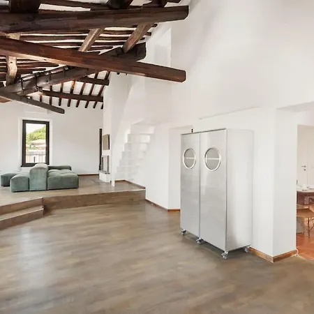 Casa Garibaldi, A Burghesius 아파트 로마