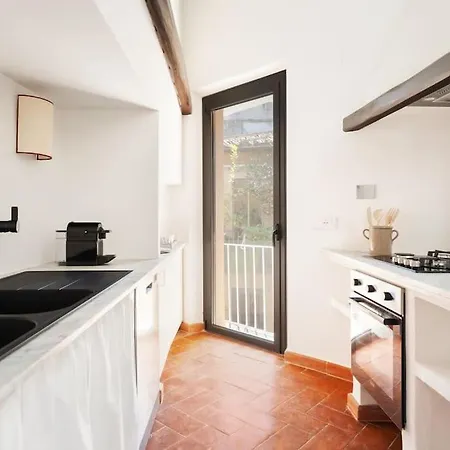 Casa Garibaldi, A Burghesius 아파트 *